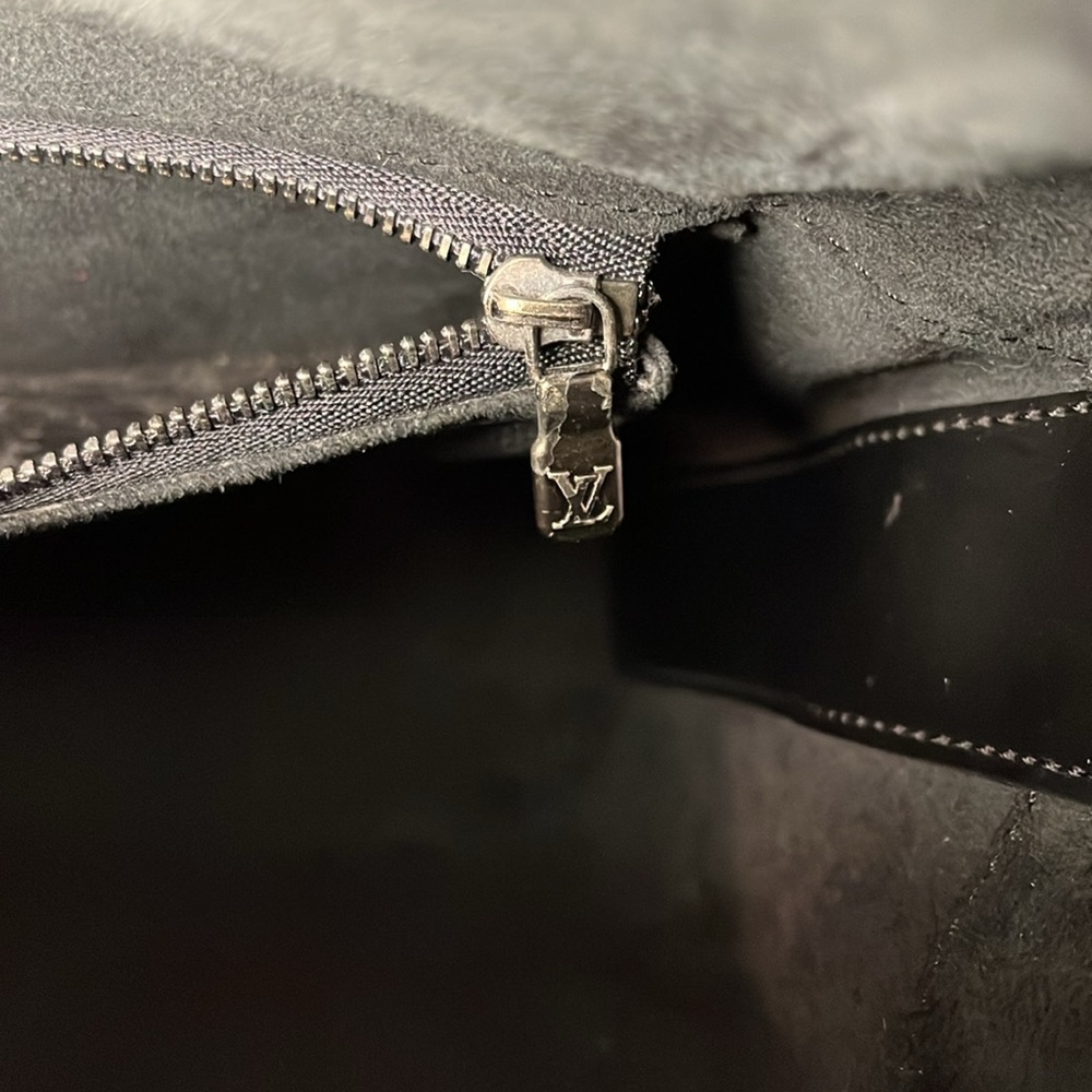 Louis Vuitton Black Epi Sac Seau - Picture 12 of 16